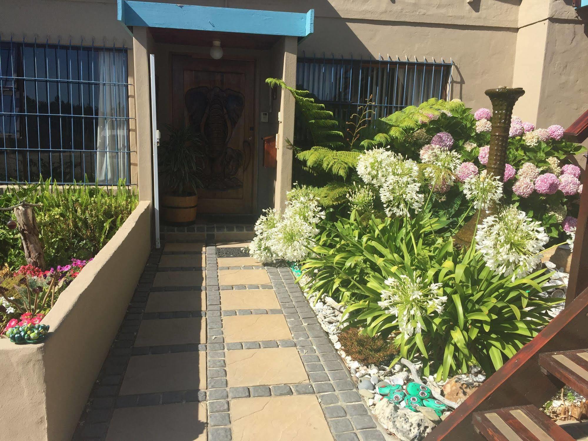 Fisherhaven Travellers Lodge Hermanus Exterior photo